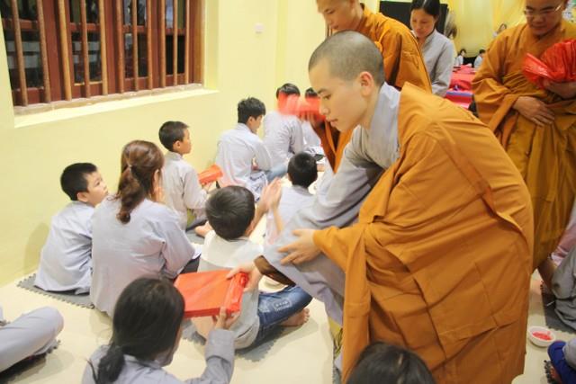 Thái Bình: Đêm thắp nến tri ân tại chùa Hoằng Văn