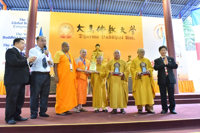 TT. Thích Nhật Từ nhận giải thưởng Nhà cải cách Phật giáo Toàn cầu 2017