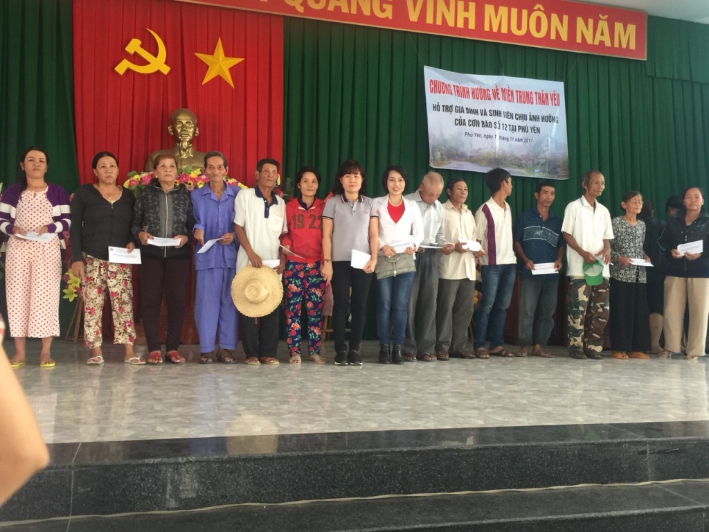 Lớp ĐTTX5 HVPGVN tại TP.HCM cứu trợ Phú Yên sau cơn bão (Damrey) số 12