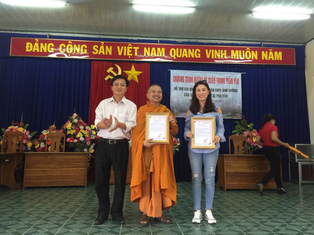 Lớp ĐTTX5 HVPGVN tại TP.HCM cứu trợ Phú Yên sau cơn bão (Damrey) số 12
