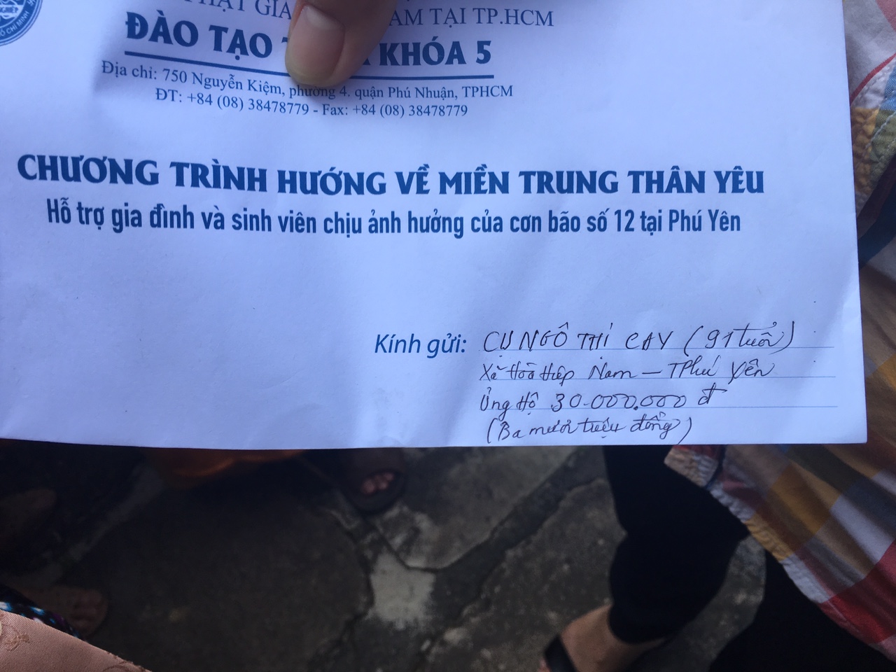 Lớp ĐTTX5 HVPGVN tại TP.HCM cứu trợ Phú Yên sau cơn bão (Damrey) số 12