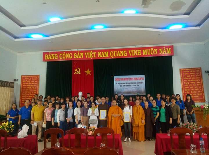 Lớp ĐTTX5 HVPGVN tại TP.HCM cứu trợ Phú Yên sau cơn bão (Damrey) số 12