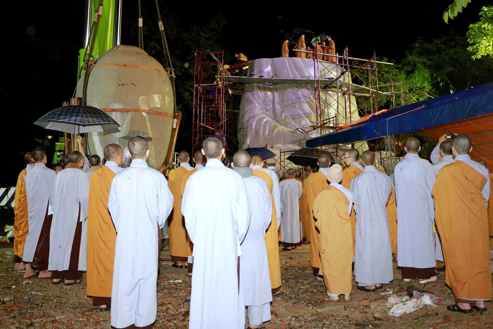 Thực Hiện Công Đoạn Nâng Lắp Khối Đầu Lên Thân Tượng.