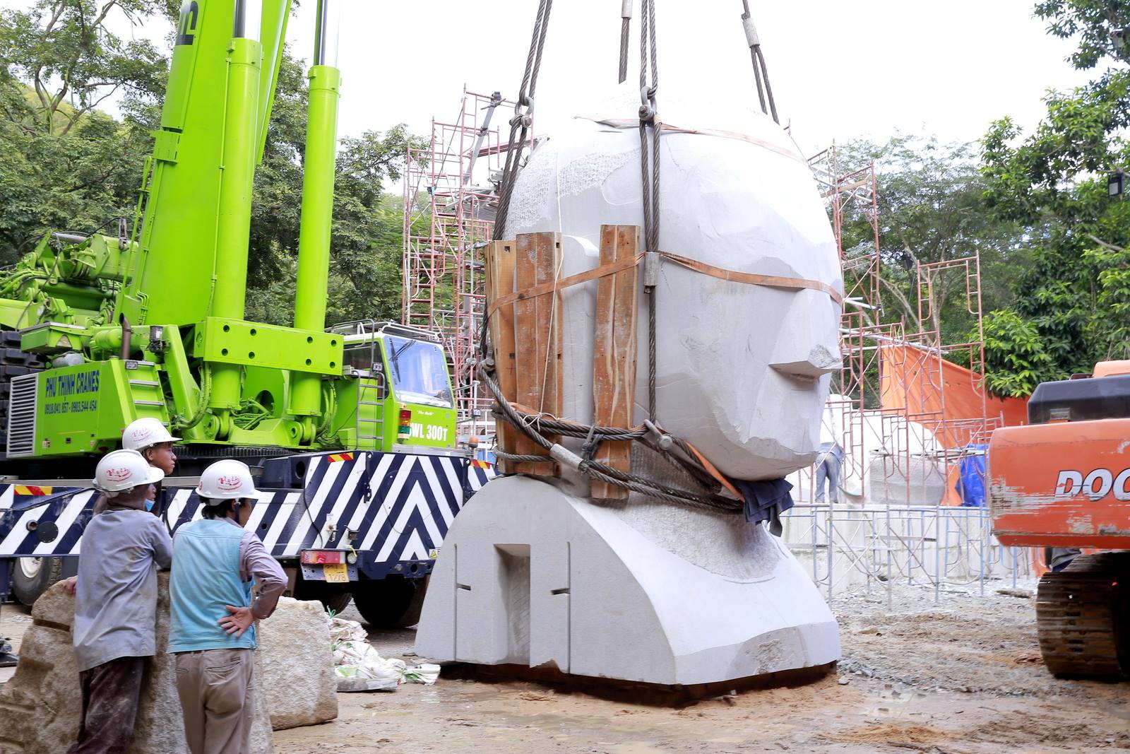 Thực Hiện Công Đoạn Nâng Lắp Khối Đầu Lên Thân Tượng.
