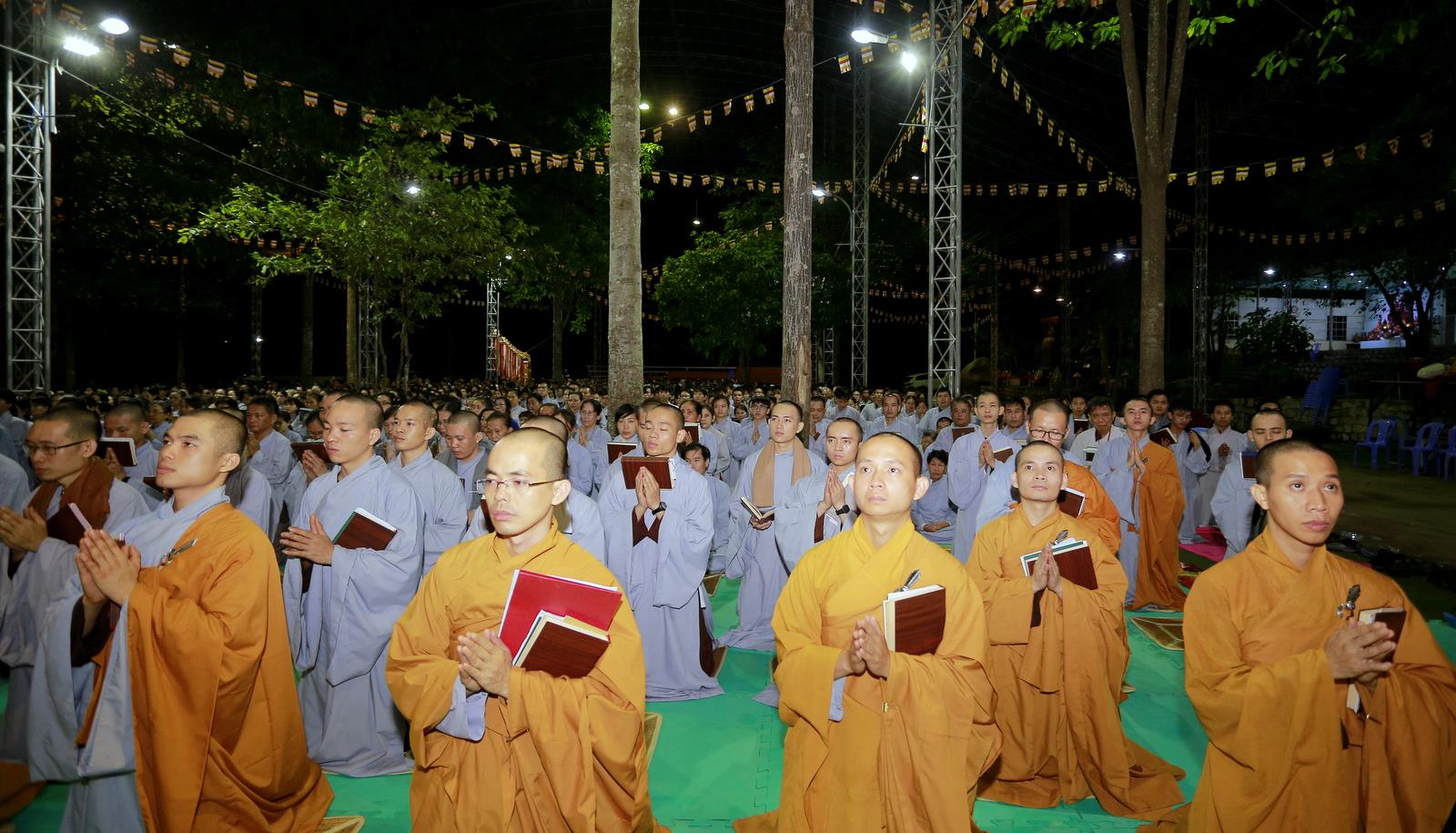 Thực Hiện Công Đoạn Nâng Lắp Khối Đầu Lên Thân Tượng.