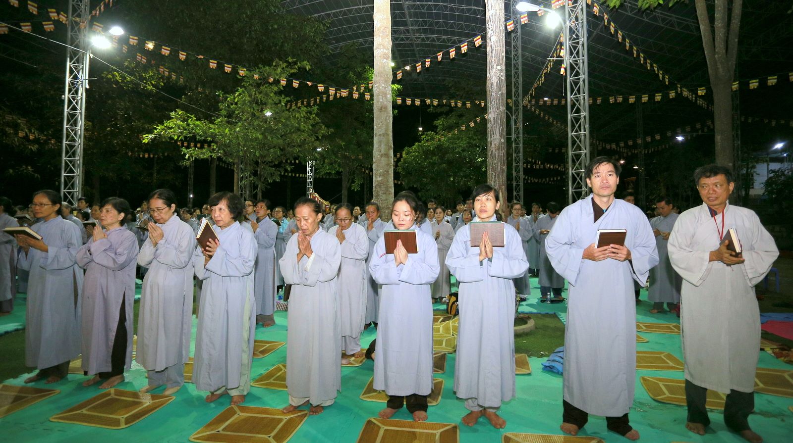 Thực Hiện Công Đoạn Nâng Lắp Khối Đầu Lên Thân Tượng.