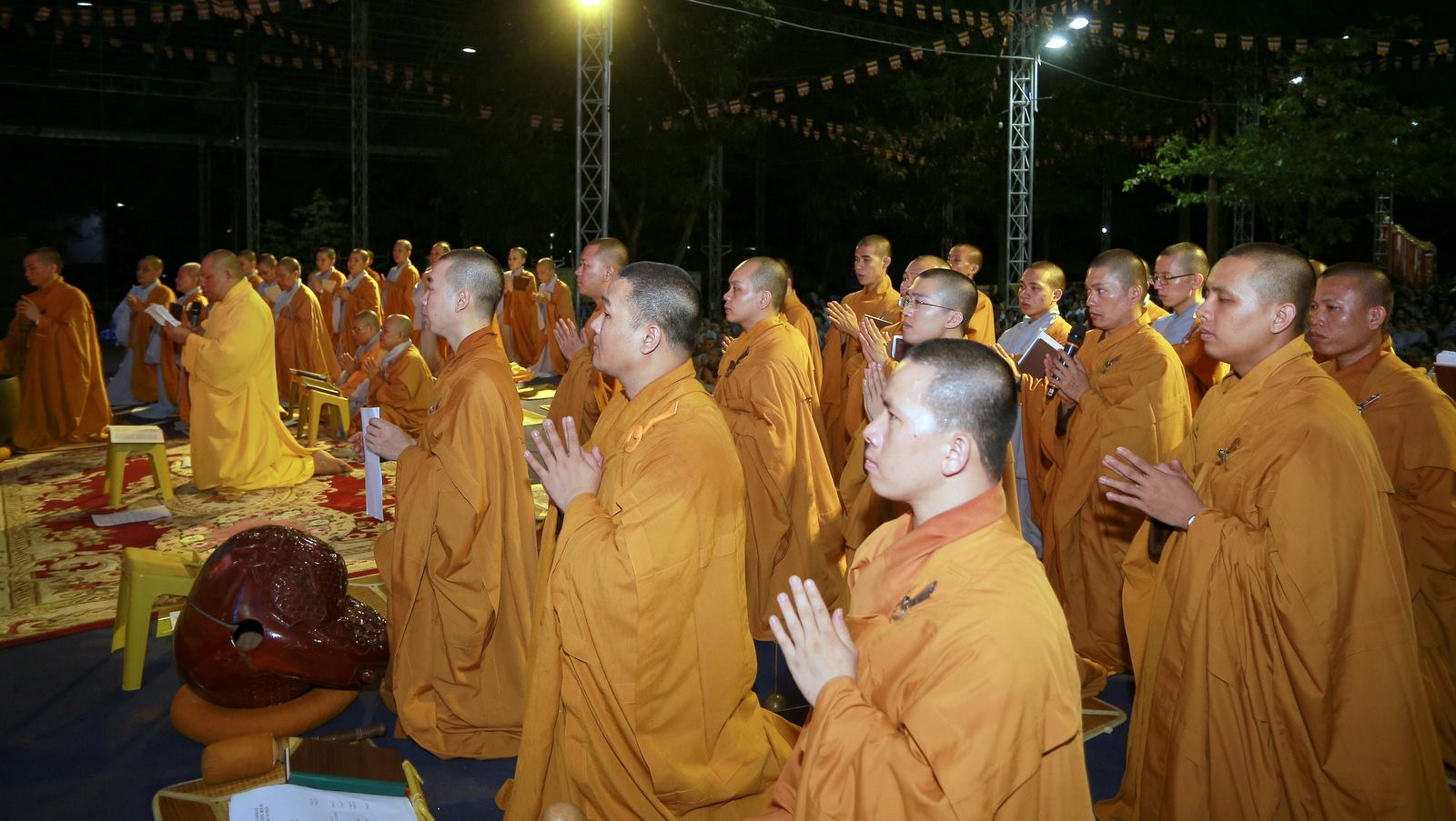 Thực Hiện Công Đoạn Nâng Lắp Khối Đầu Lên Thân Tượng.