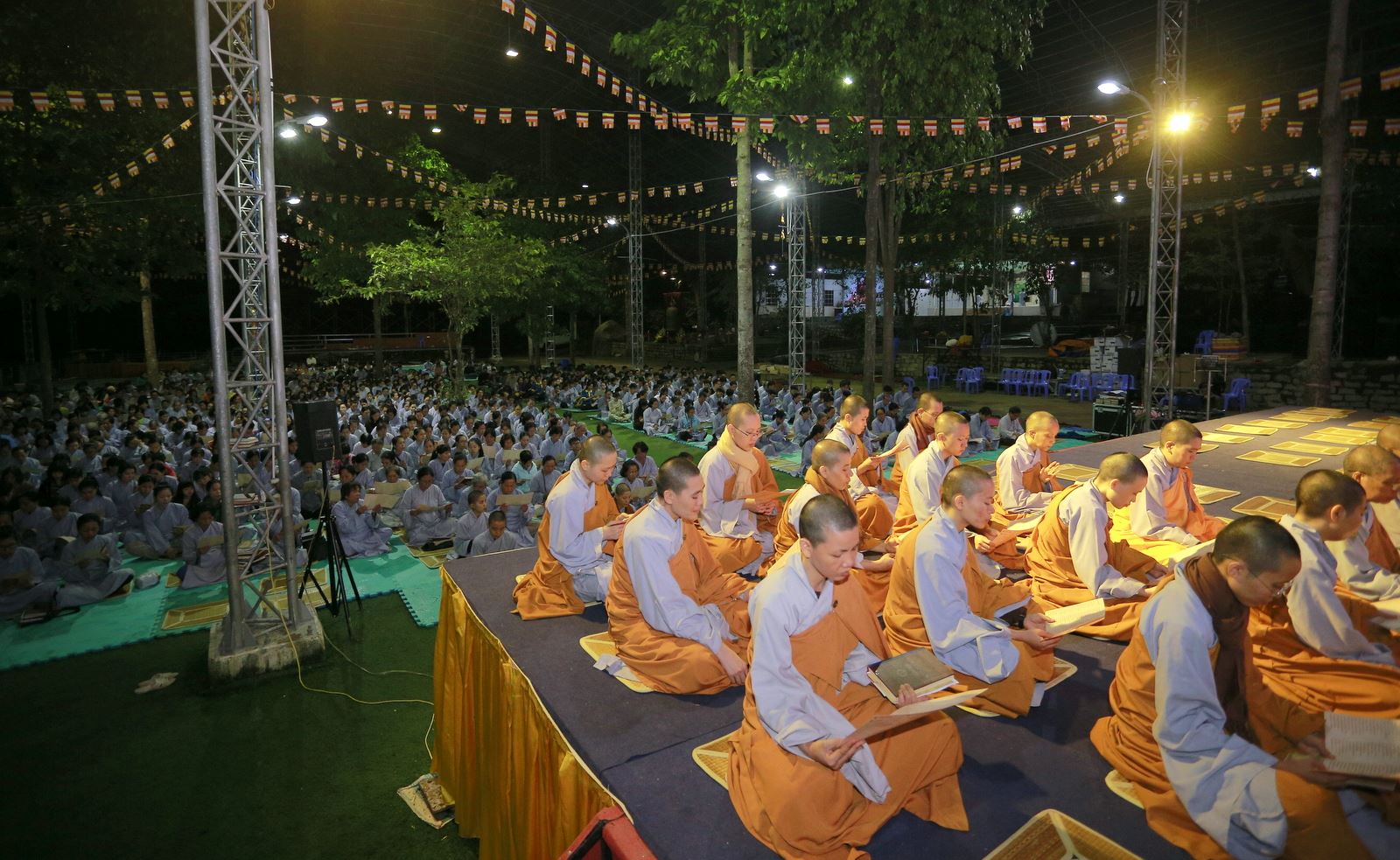 Thực Hiện Công Đoạn Nâng Lắp Khối Đầu Lên Thân Tượng.