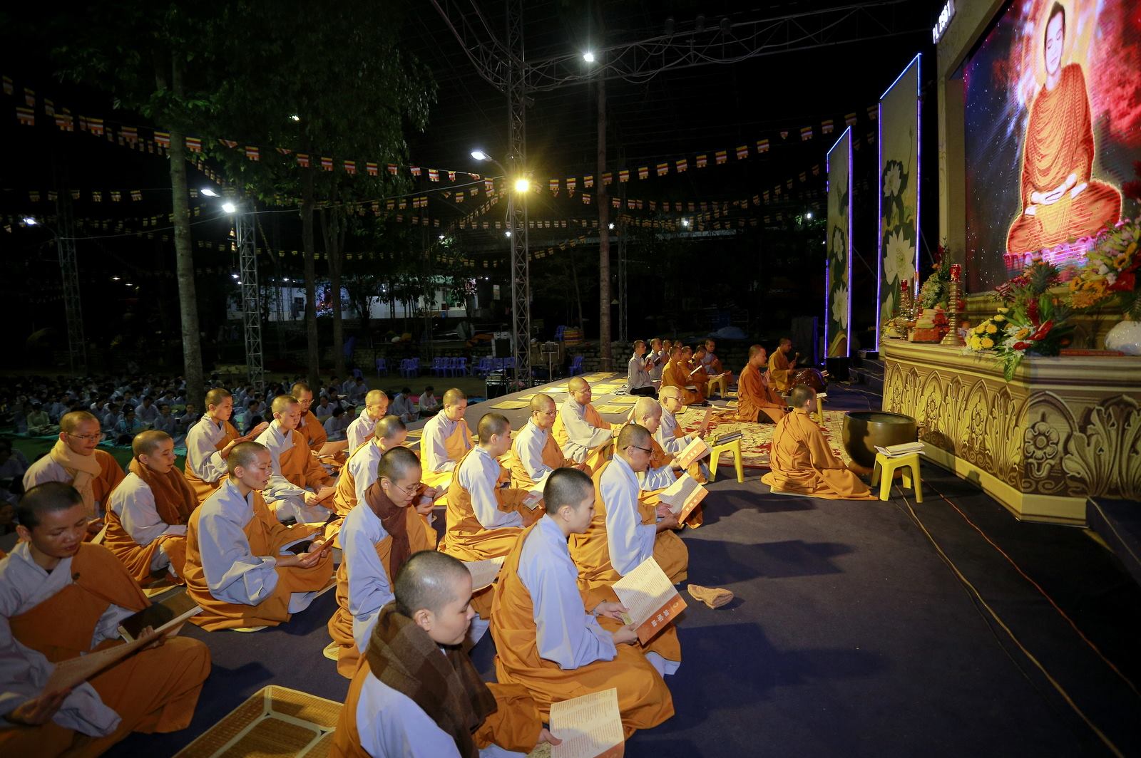 Thực Hiện Công Đoạn Nâng Lắp Khối Đầu Lên Thân Tượng.