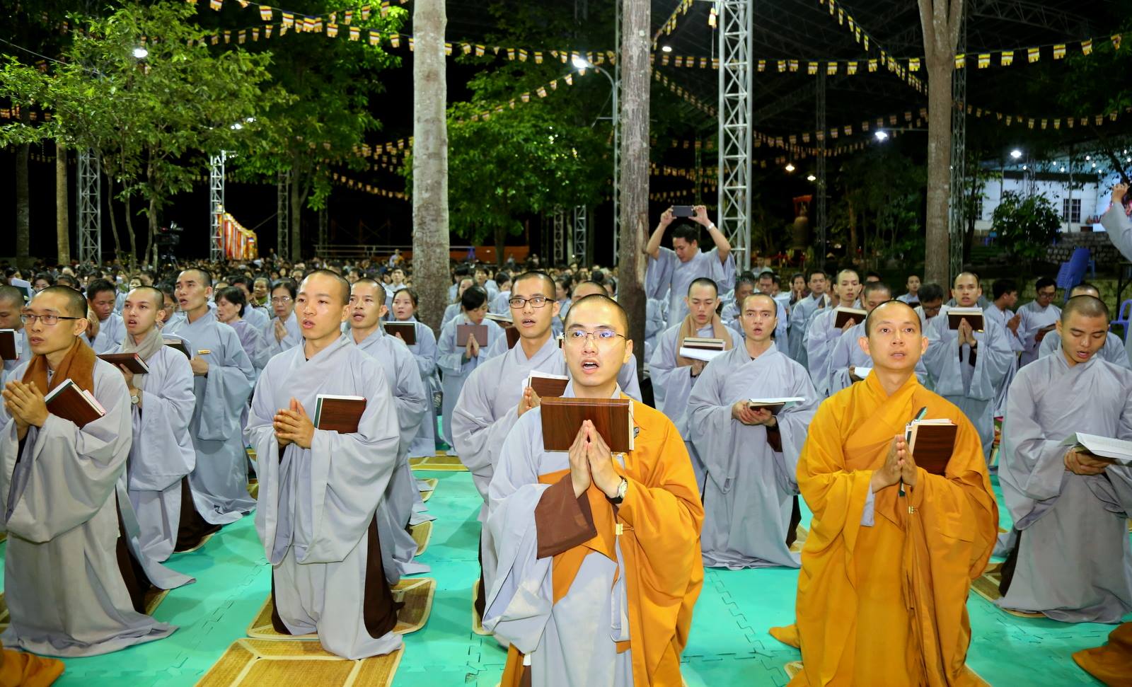 Thực Hiện Công Đoạn Nâng Lắp Khối Đầu Lên Thân Tượng.