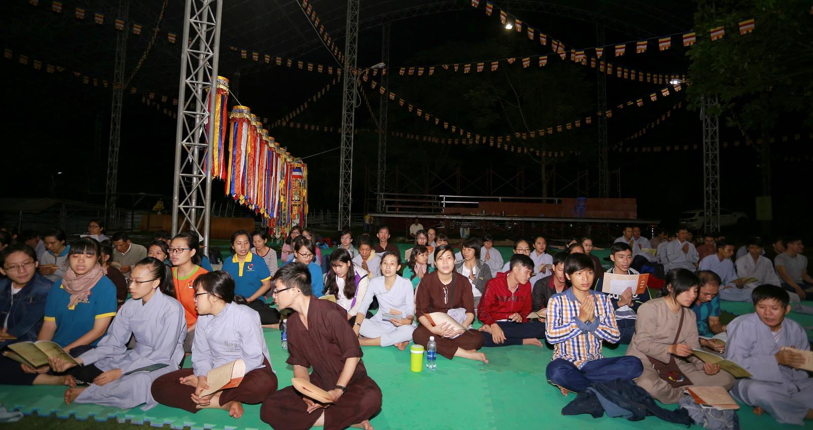 Thực Hiện Công Đoạn Nâng Lắp Khối Đầu Lên Thân Tượng.