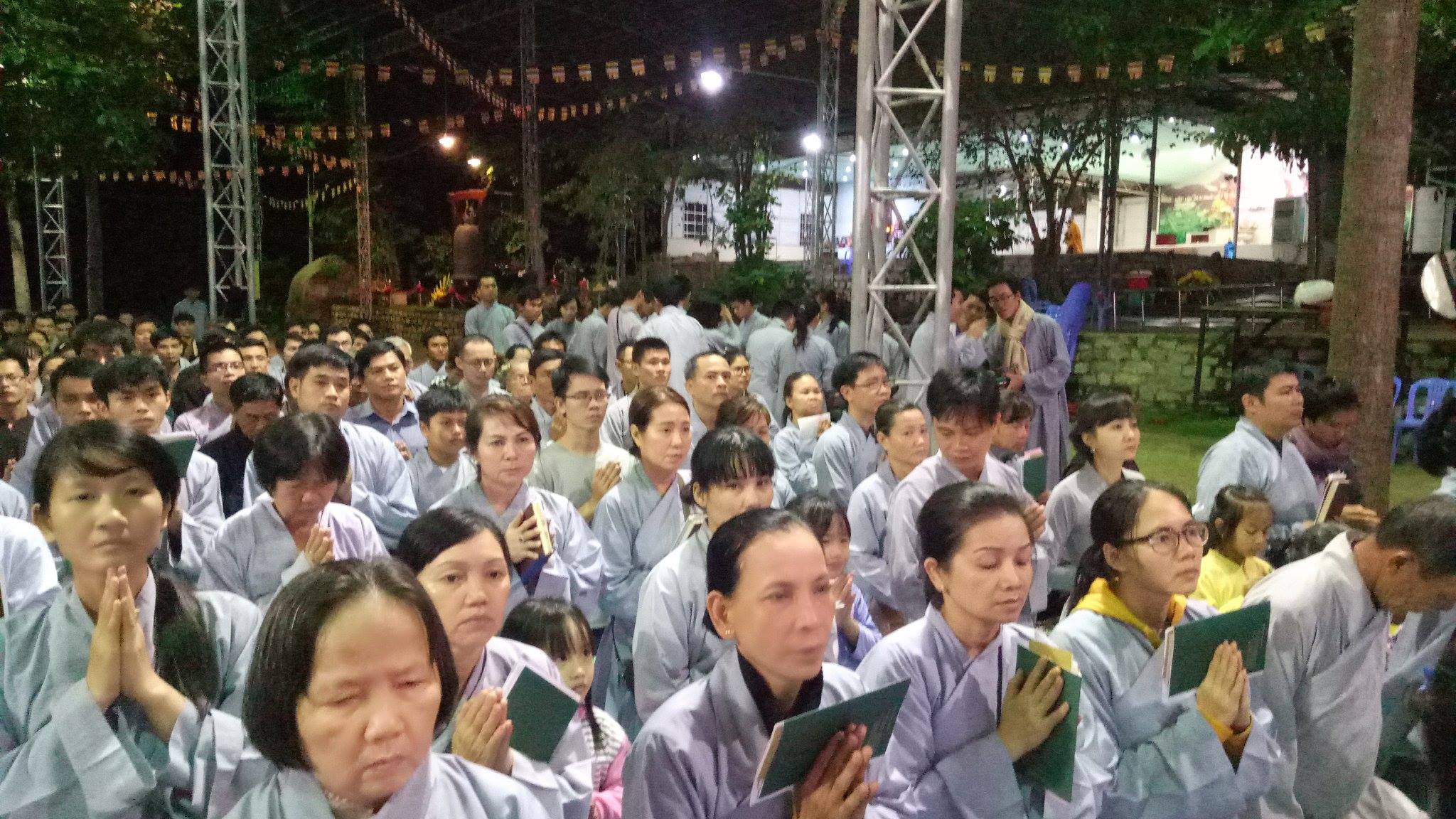 Thực Hiện Công Đoạn Nâng Lắp Khối Đầu Lên Thân Tượng.