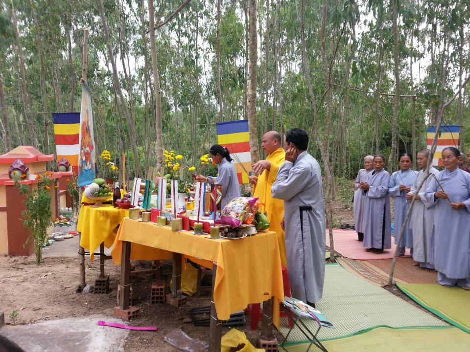 Tâm Tình bên mộ MẸ
