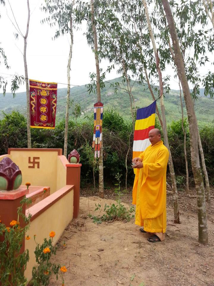 Tâm Tình bên mộ MẸ