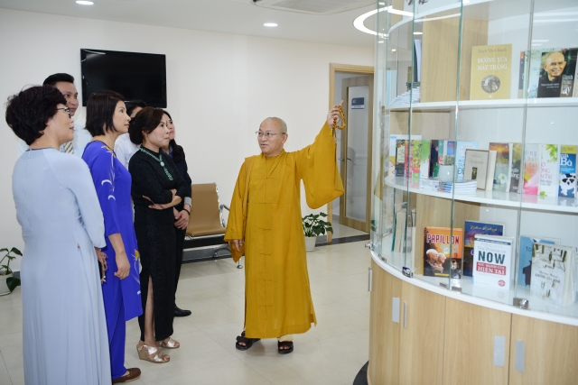 TT. Thích Nhật Từ thuyết giảng trong lễ ra mắt thư viện sách tại Trung tâm Y khoa Hợp Nhân