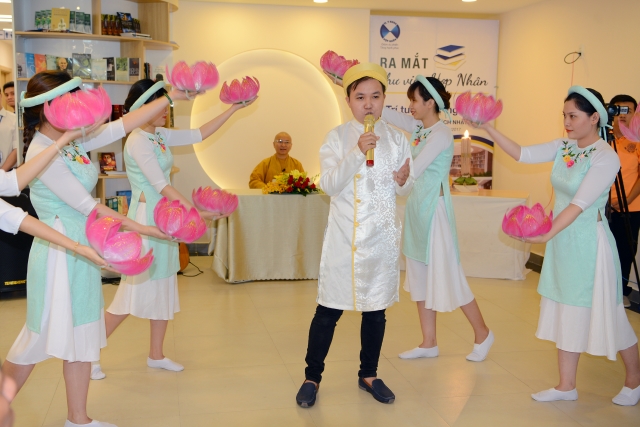 TT. Thích Nhật Từ thuyết giảng trong lễ ra mắt thư viện sách tại Trung tâm Y khoa Hợp Nhân