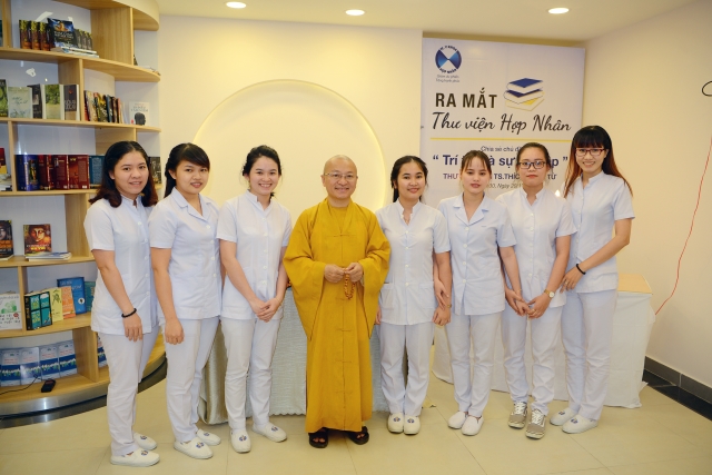 TT. Thích Nhật Từ thuyết giảng trong lễ ra mắt thư viện sách tại Trung tâm Y khoa Hợp Nhân