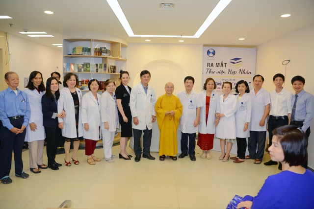 TT. Thích Nhật Từ thuyết giảng trong lễ ra mắt thư viện sách tại Trung tâm Y khoa Hợp Nhân