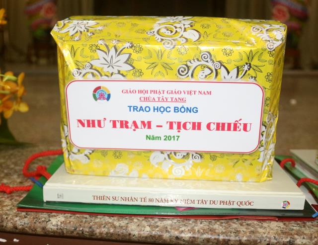Bình Dương: Lễ trao học bổng cho các Tăng Ni sinh Trường TCPH tỉnh Bình Dương.