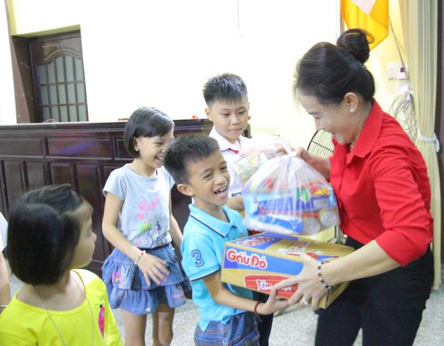 Bình Dương: Đêm Hội Trăng Rằm tại chùa Hội Khánh.