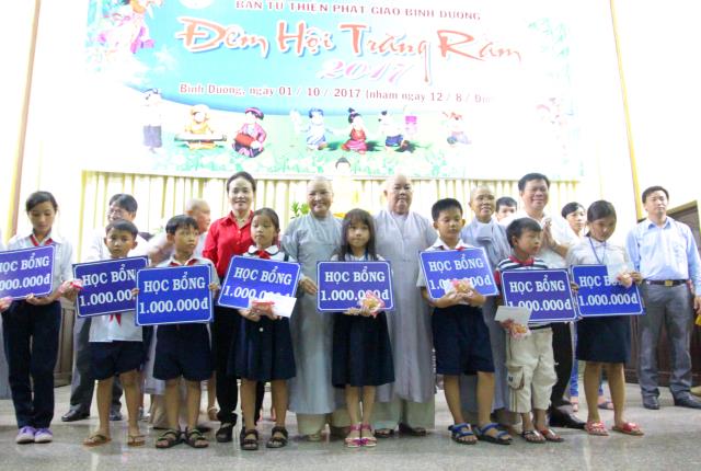 Bình Dương: Đêm Hội Trăng Rằm tại chùa Hội Khánh.