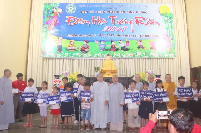 Bình Dương: Đêm Hội Trăng Rằm tại chùa Hội Khánh.