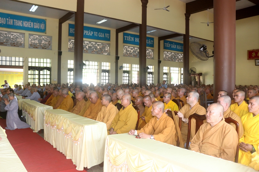 Chùm ảnh: Cúng dường Chư Tôn đức Tăng Ni tỉnh Bình Dương.