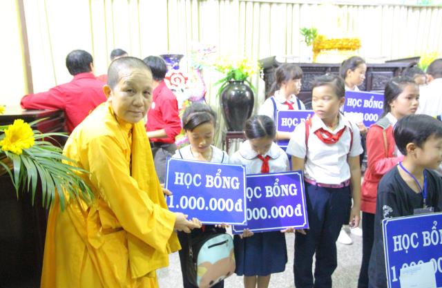 Bình Dương: Đêm Hội Trăng Rằm tại chùa Hội Khánh.
