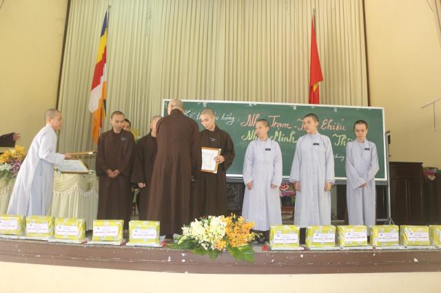 Bình Dương: Lễ trao học bổng cho các Tăng Ni sinh Trường TCPH tỉnh Bình Dương.