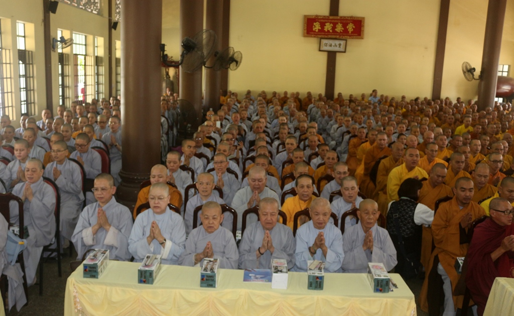 Chùm ảnh: Cúng dường Chư Tôn đức Tăng Ni tỉnh Bình Dương.