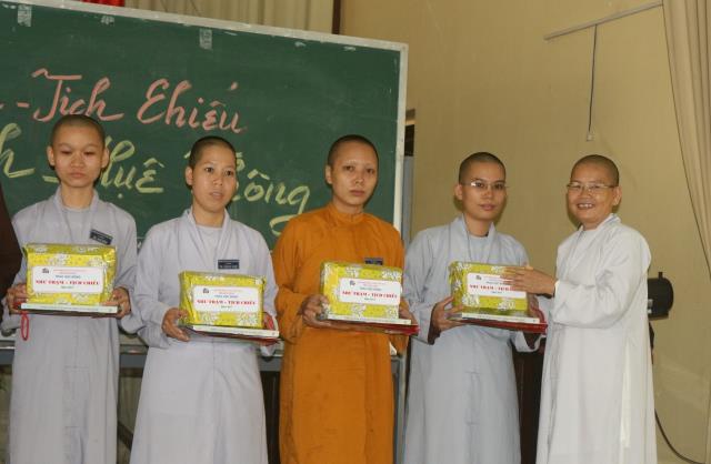 Bình Dương: Lễ trao học bổng cho các Tăng Ni sinh Trường TCPH tỉnh Bình Dương.