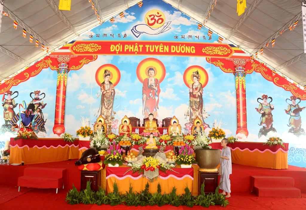 Chùm ảnh: Trước ngày diễn ra Đại lễ cầu siêu các nạn nhân tử vong do TNGT