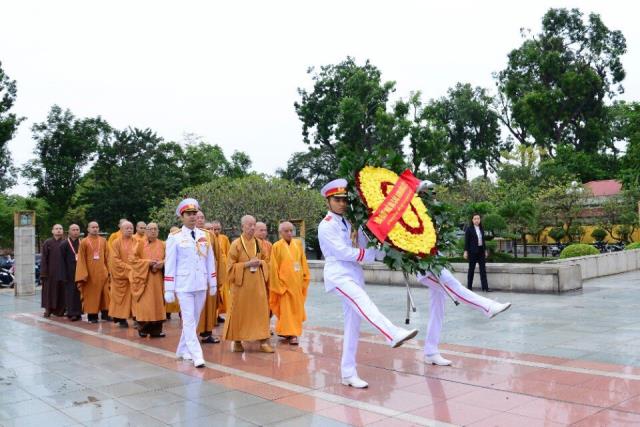 Đoàn Đại biểu Đại hội Phật giáo toàn quốc lần thứ VIII viếng lăng Chủ tịch Hồ Chí Minh