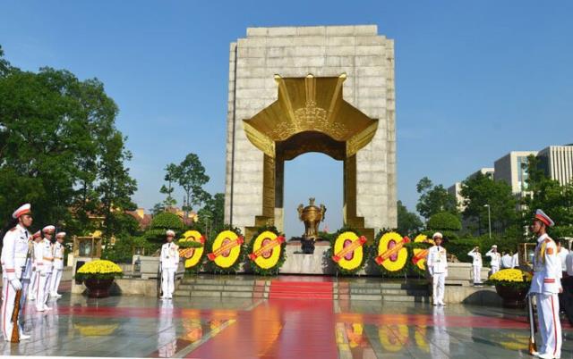 Đoàn Đại biểu Đại hội Phật giáo toàn quốc lần thứ VIII viếng lăng Chủ tịch Hồ Chí Minh