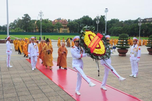 Đoàn Đại biểu Đại hội Phật giáo toàn quốc lần thứ VIII viếng lăng Chủ tịch Hồ Chí Minh