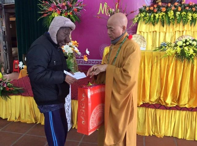 Thái Bình: Người khuyết tật về chùa Từ Xuyên nghe  pháp