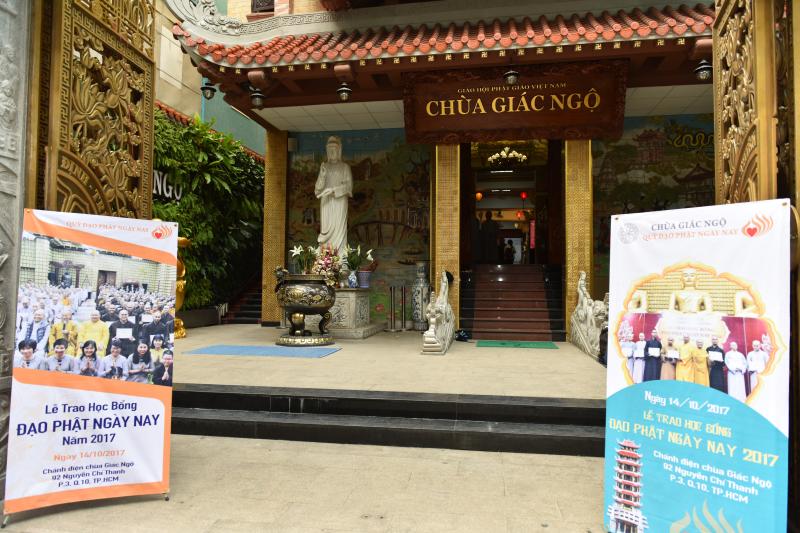 Quỹ Đạo Phật Ngày Nay: Long trọng trao tặng học bổng Đạo Phật Ngày Nay cho các Tăng Ni sinh năm học 2017-2018