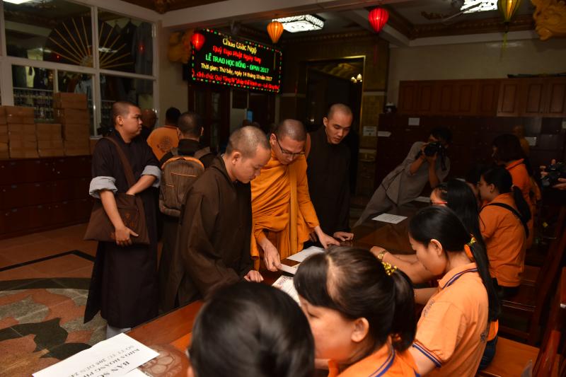 Quỹ Đạo Phật Ngày Nay: Long trọng trao tặng học bổng Đạo Phật Ngày Nay cho các Tăng Ni sinh năm học 2017-2018