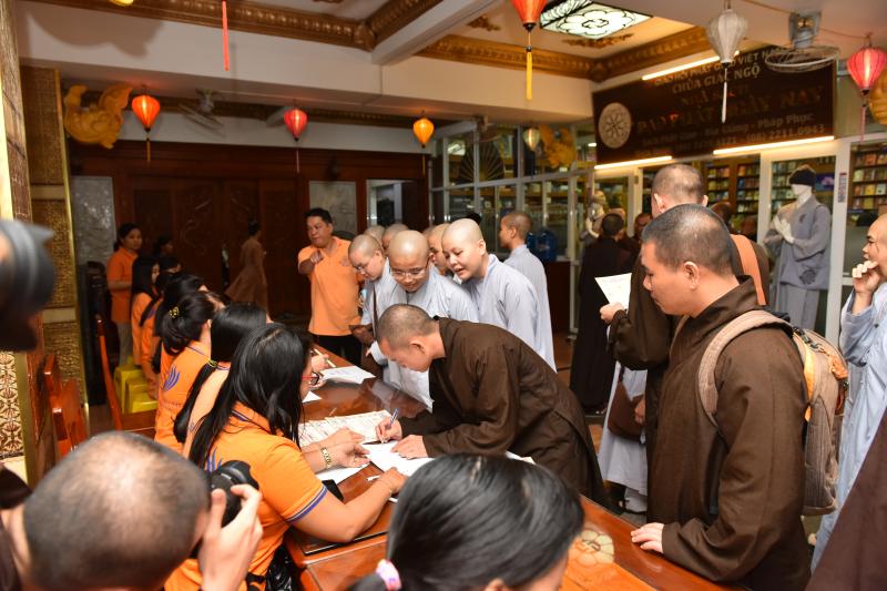 Quỹ Đạo Phật Ngày Nay: Long trọng trao tặng học bổng Đạo Phật Ngày Nay cho các Tăng Ni sinh năm học 2017-2018