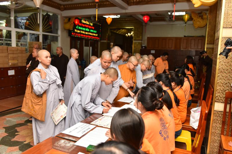 Quỹ Đạo Phật Ngày Nay: Long trọng trao tặng học bổng Đạo Phật Ngày Nay cho các Tăng Ni sinh năm học 2017-2018