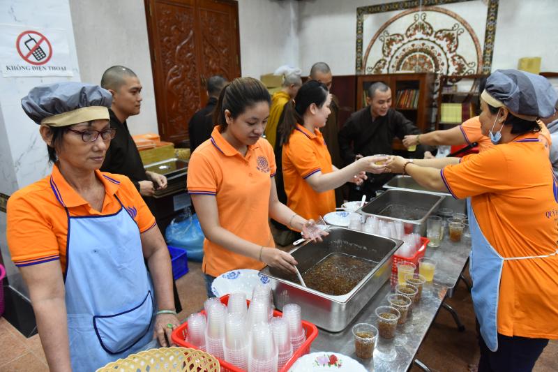 Quỹ Đạo Phật Ngày Nay: Long trọng trao tặng học bổng Đạo Phật Ngày Nay cho các Tăng Ni sinh năm học 2017-2018
