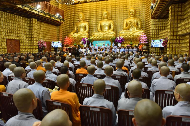 Quỹ Đạo Phật Ngày Nay: Long trọng trao tặng học bổng Đạo Phật Ngày Nay cho các Tăng Ni sinh năm học 2017-2018