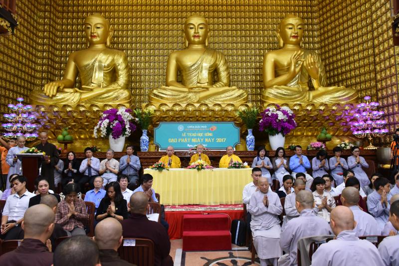 Quỹ Đạo Phật Ngày Nay: Long trọng trao tặng học bổng Đạo Phật Ngày Nay cho các Tăng Ni sinh năm học 2017-2018