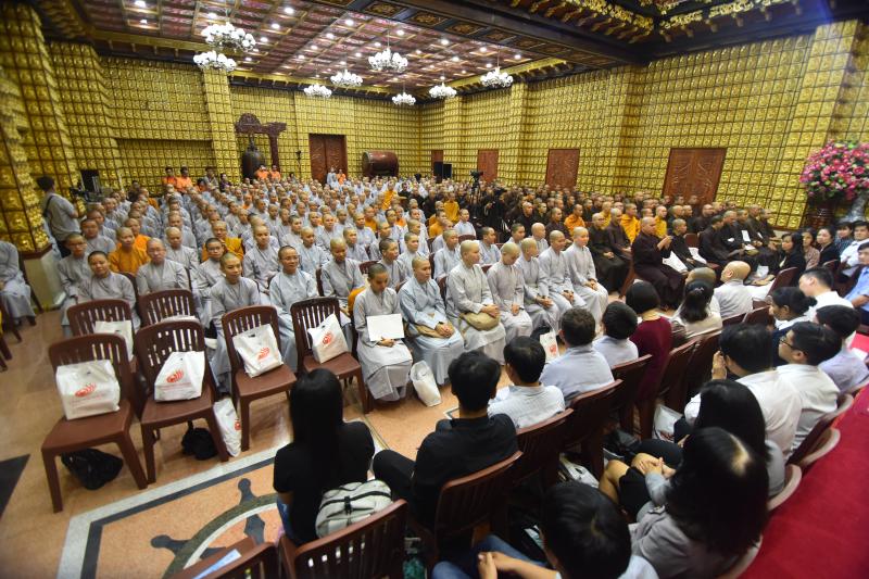 Quỹ Đạo Phật Ngày Nay: Long trọng trao tặng học bổng Đạo Phật Ngày Nay cho các Tăng Ni sinh năm học 2017-2018