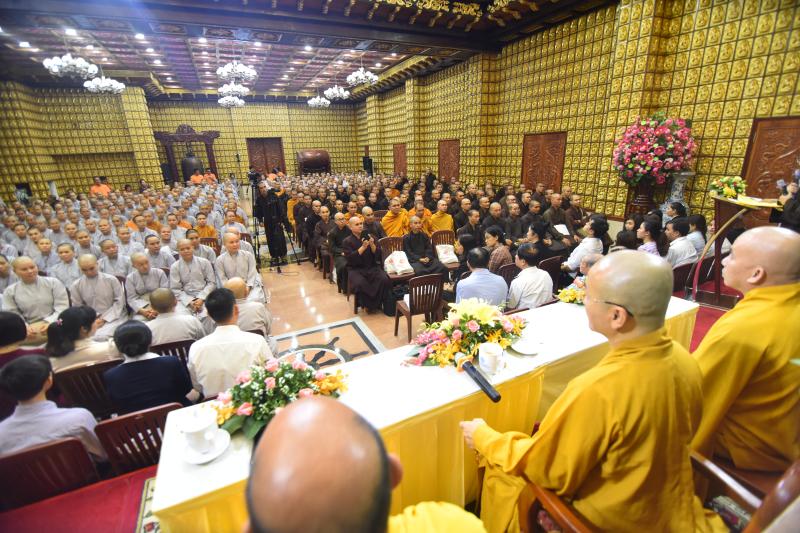 Quỹ Đạo Phật Ngày Nay: Long trọng trao tặng học bổng Đạo Phật Ngày Nay cho các Tăng Ni sinh năm học 2017-2018