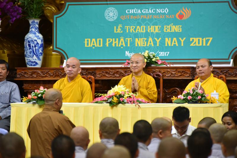 Quỹ Đạo Phật Ngày Nay: Long trọng trao tặng học bổng Đạo Phật Ngày Nay cho các Tăng Ni sinh năm học 2017-2018