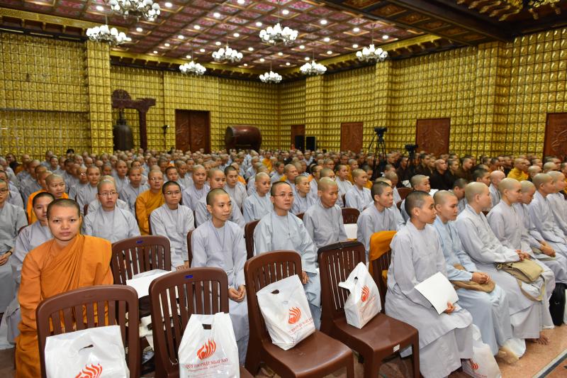 Quỹ Đạo Phật Ngày Nay: Long trọng trao tặng học bổng Đạo Phật Ngày Nay cho các Tăng Ni sinh năm học 2017-2018
