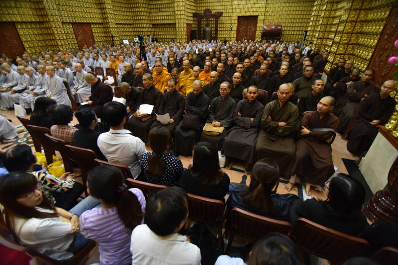 Quỹ Đạo Phật Ngày Nay: Long trọng trao tặng học bổng Đạo Phật Ngày Nay cho các Tăng Ni sinh năm học 2017-2018
