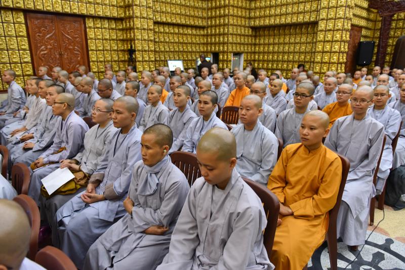 Quỹ Đạo Phật Ngày Nay: Long trọng trao tặng học bổng Đạo Phật Ngày Nay cho các Tăng Ni sinh năm học 2017-2018
