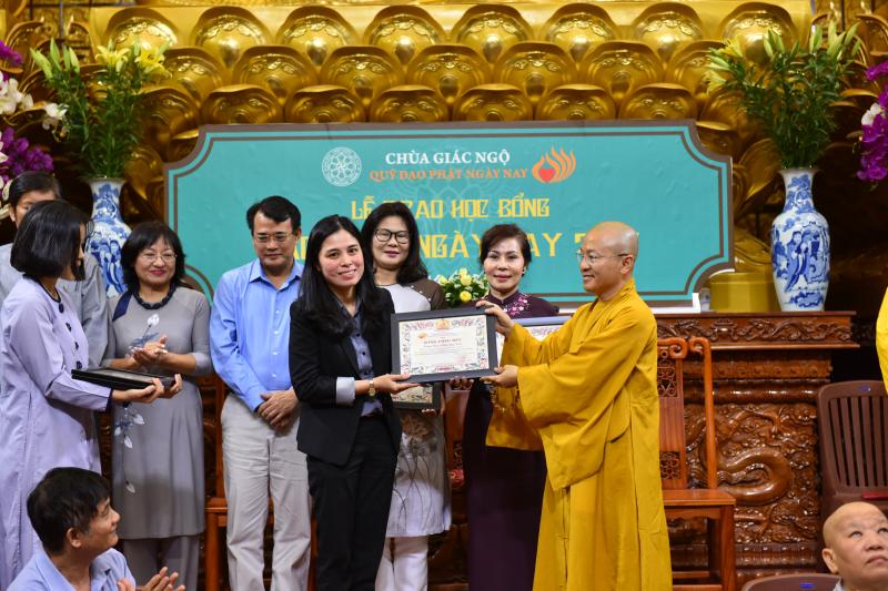 Quỹ Đạo Phật Ngày Nay: Long trọng trao tặng học bổng Đạo Phật Ngày Nay cho các Tăng Ni sinh năm học 2017-2018